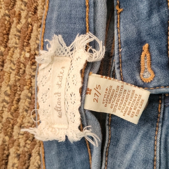 Altar'd State Skinny Midrise Size 27x26 Frayed Hem Light Blue - Picture 2 of 3